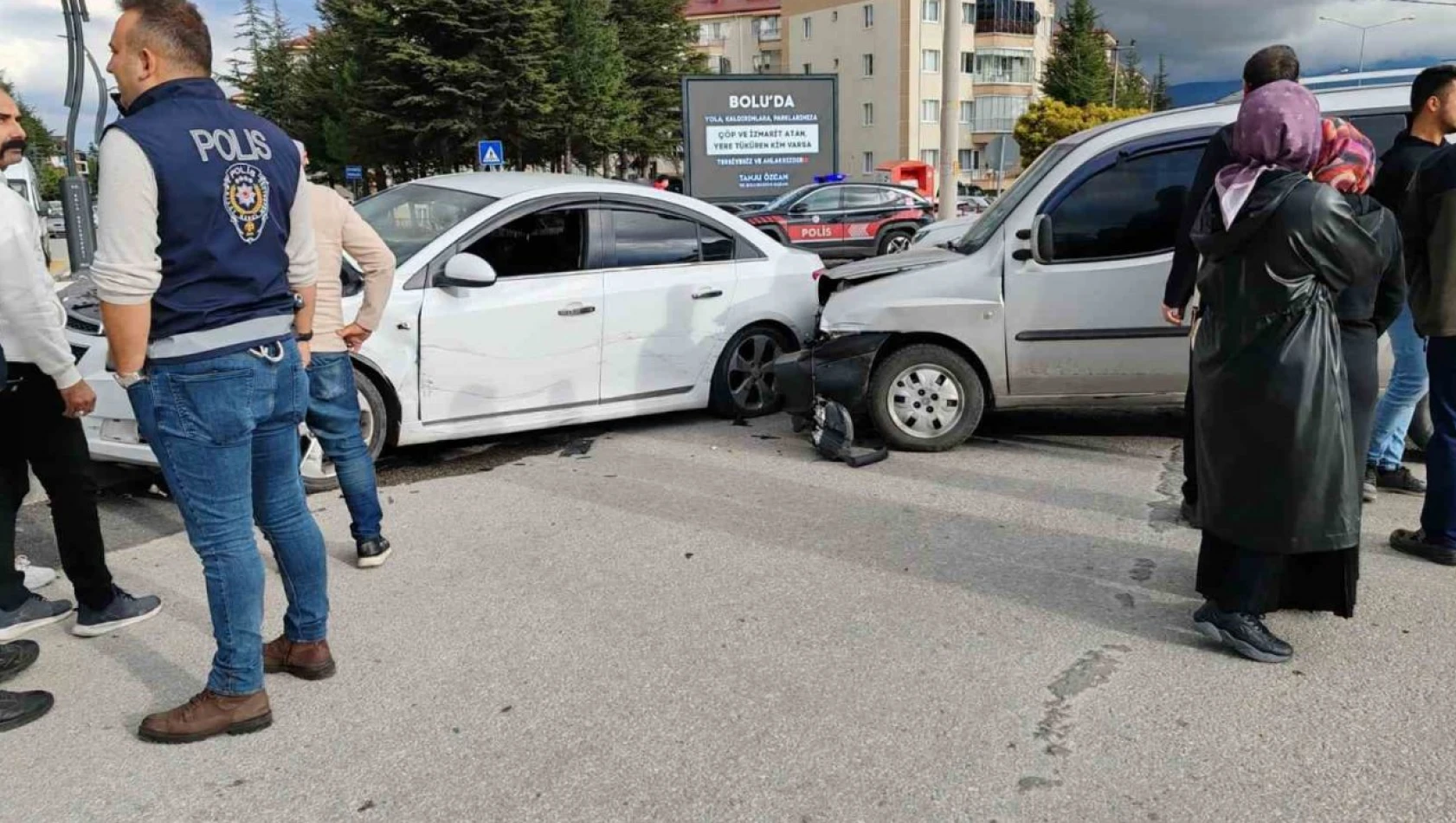 Hafif Ticari Araç İle Otomobil Çarpıştı