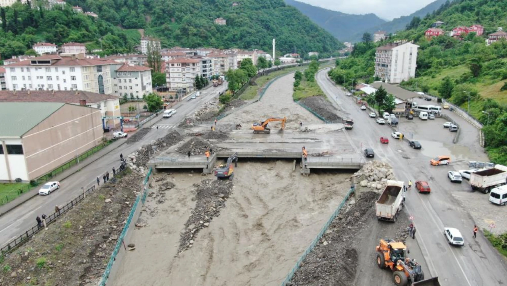 Korku yaşatan köprünün yapılmasını talep ettiler