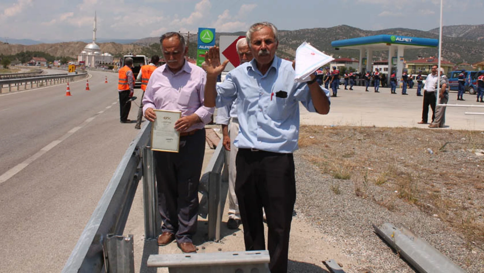 Köylülerden yolun bariyerle kapatılmasına tepki