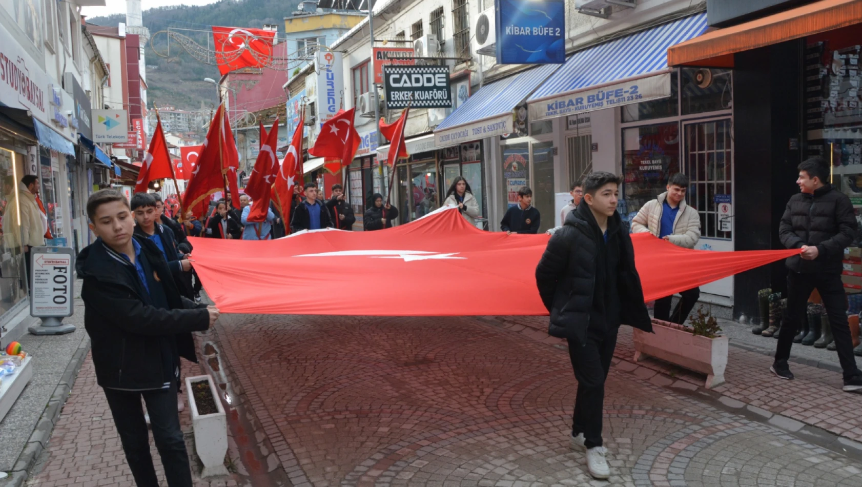 Öğrenciler Bayrak İçin Yürüdü