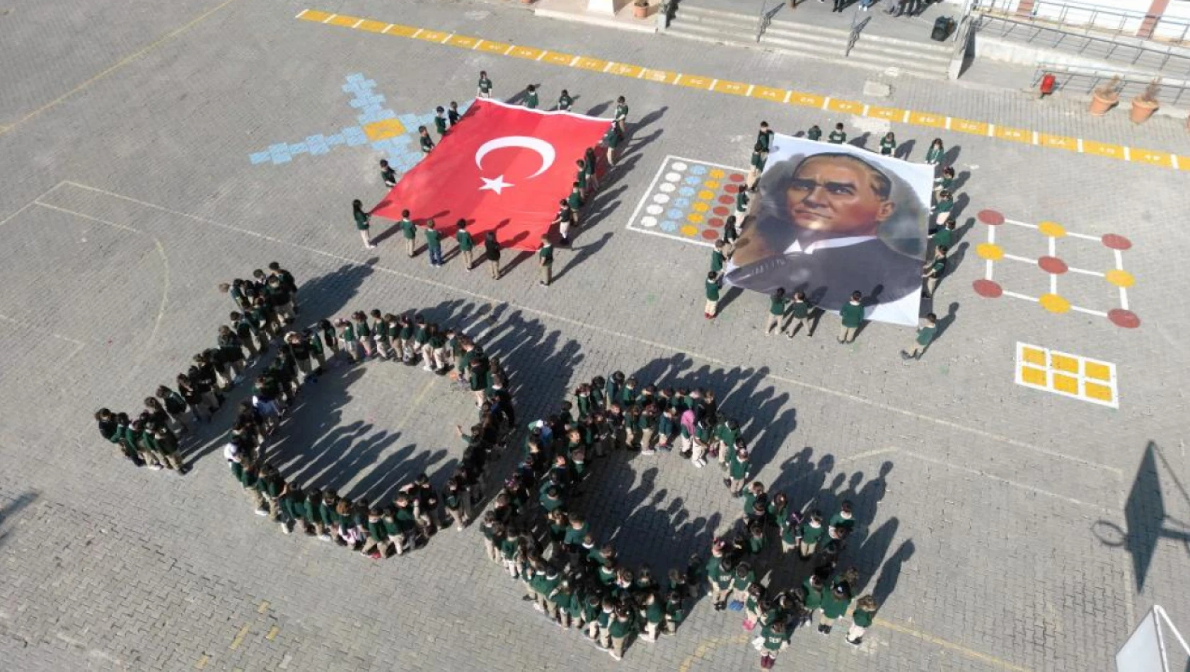 Öğrencilerden 100'üncü yıla özel koreografi