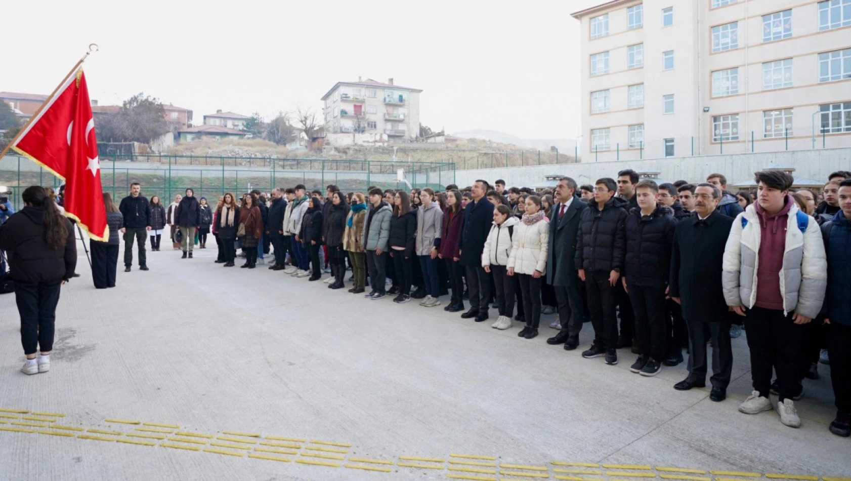 Okullar, Haftaya Şehitlere Saygı Duruşuyla Başladı