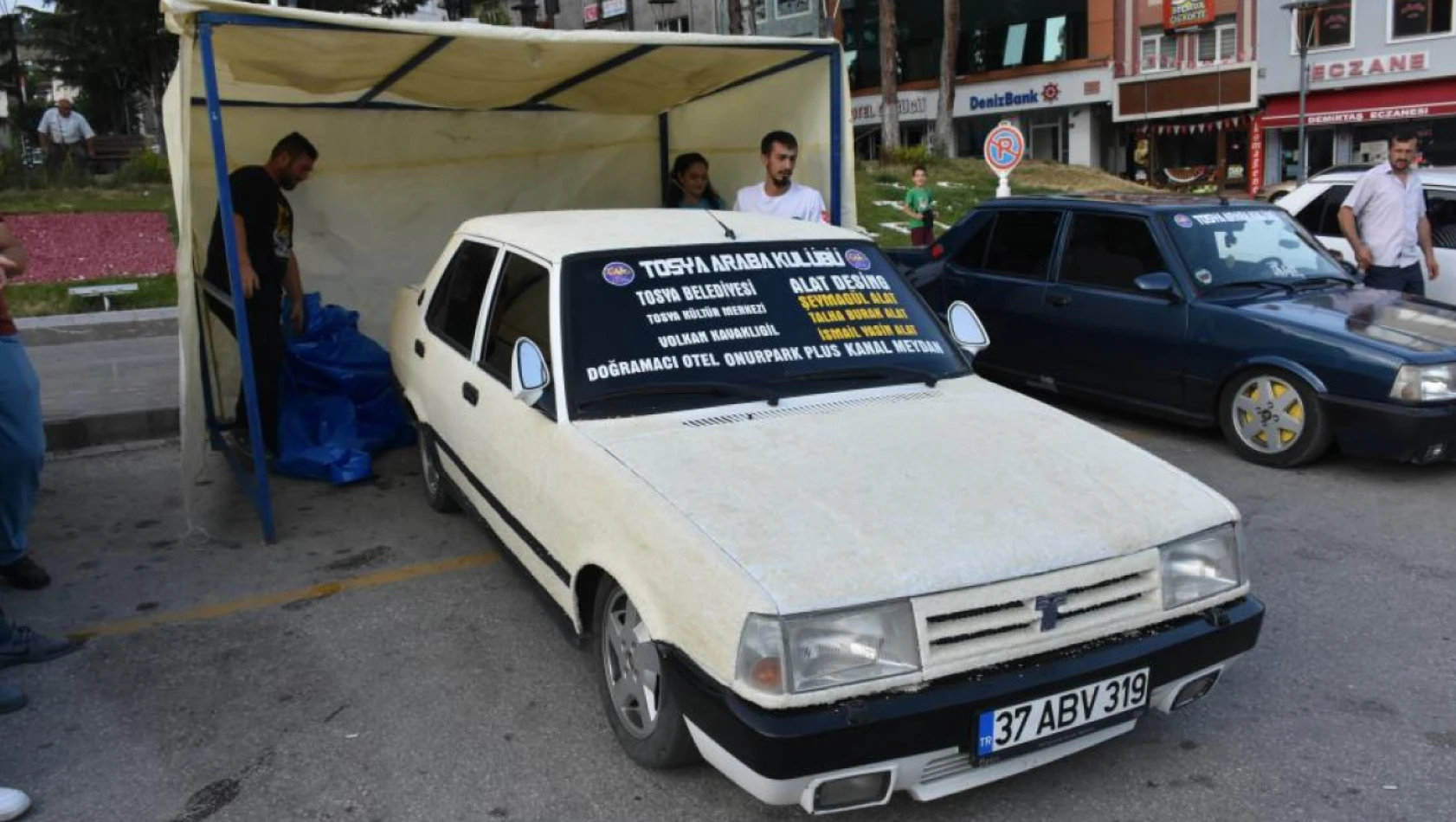 Otomobili pirinç taneleri ile kapladılar