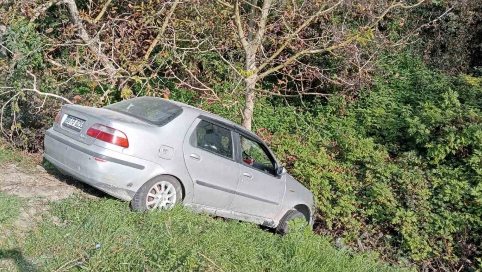 Otomobilini Mıcıra Kaptırdı, Ağaçlık Alana Savruldu