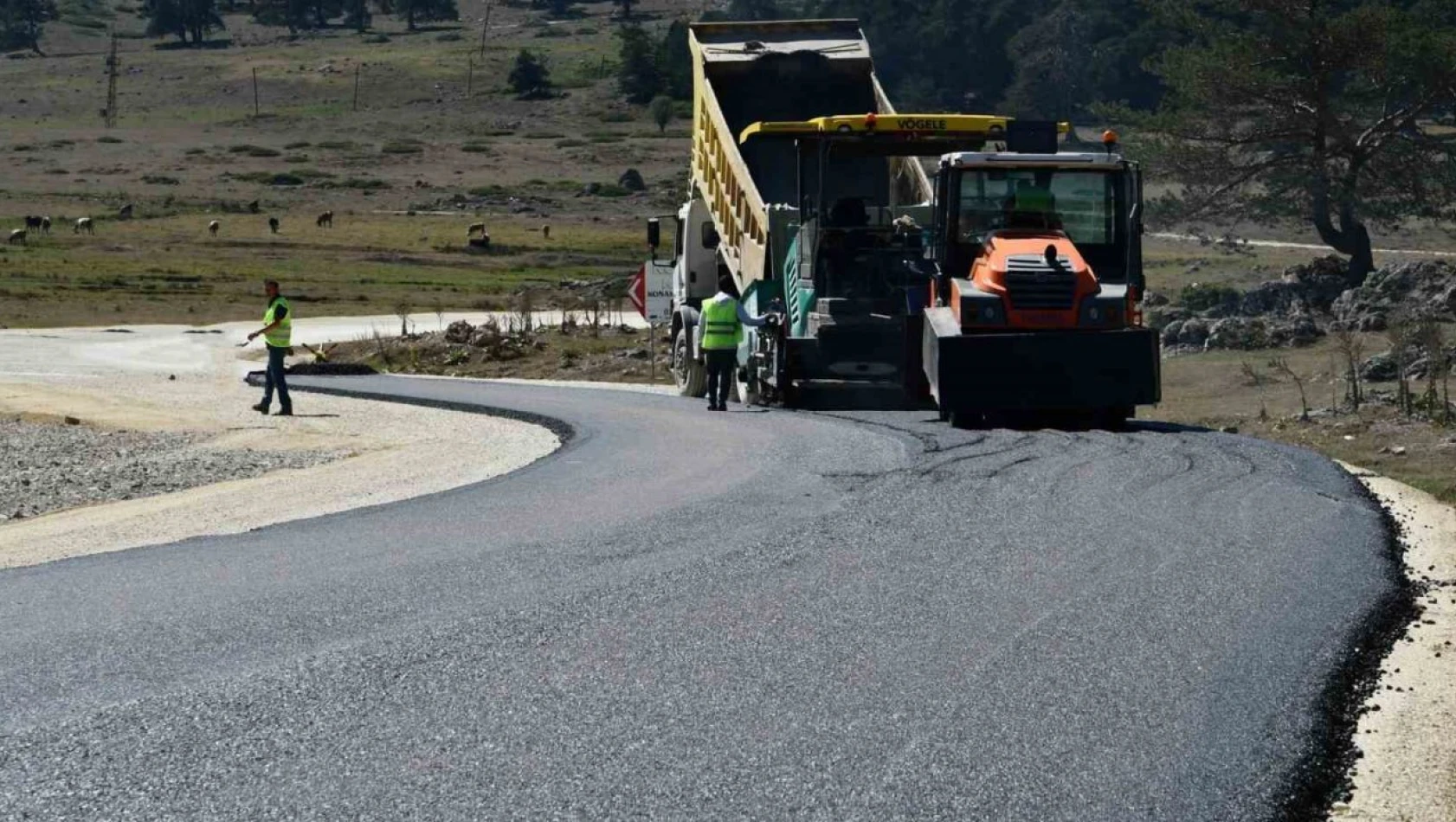 Özel İdare Asfalt Üreterek Yol Yapmaya Başladı