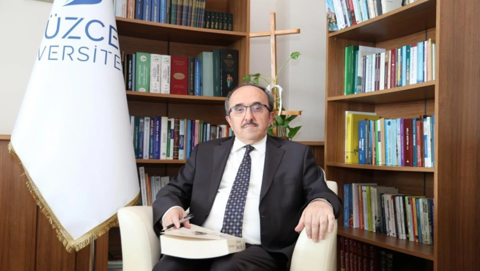 Prof. Dr. Genç Kaleme Aldı  'Kürsüdeki Şair: Mehmet Akif'