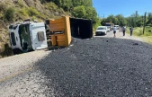 Hafriyat Kamyonu Devrildi, Sürücü Yaralandı
