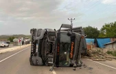 Odun Yüklü Tır Devrildi, Sürücü Yaralandı