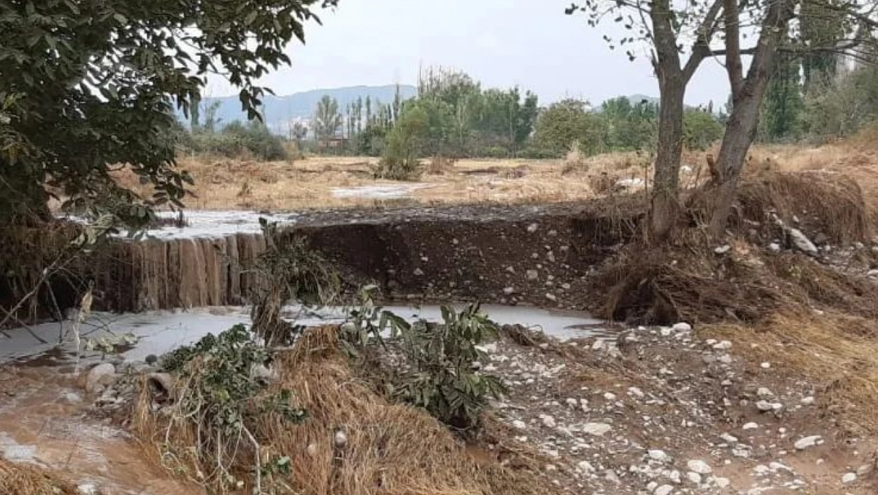 Aşırı yağış sonrası su taşkınları meydana geldi