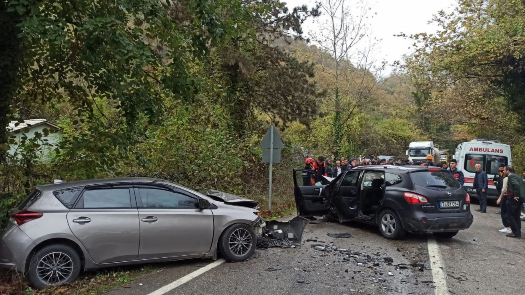 İki Otomobil Kafa Kafaya Çarpıştı: 1 ölü, 5 yaralı