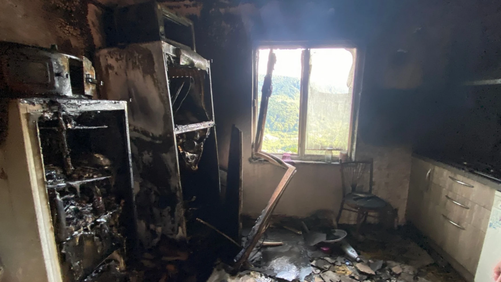 Buzdolabından çıkan yangın evi kullanılmaz hale getirdi