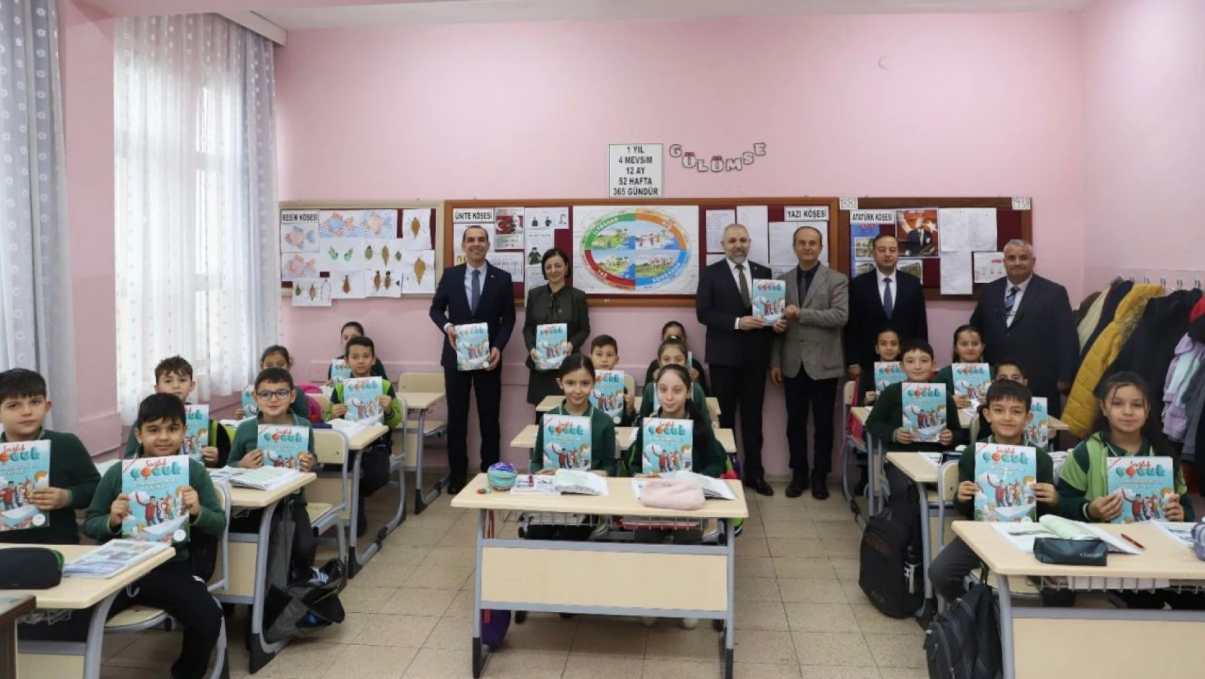 Çankırı'da İlkokul Öğrencilerine Sağlık Çocuk Dergisi Dağıtıldı