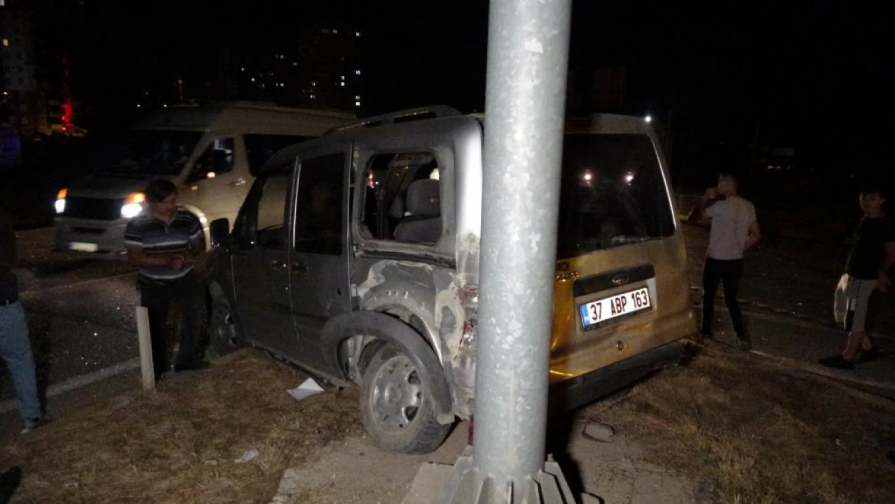 Cip ile hafif ticari araç çarpıştı: 4 yaralı