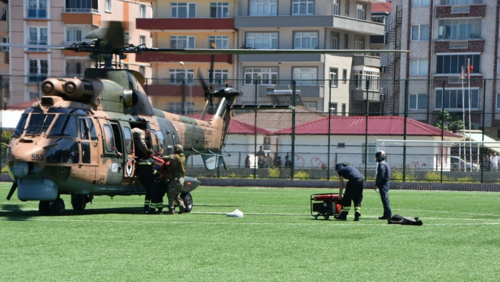 Elektriği kesilen köylere helikopterle jeneratör götürüldü