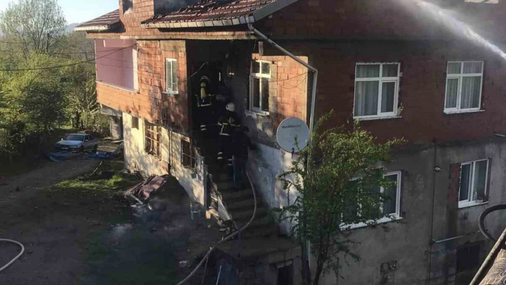 Evin Çatısında Çıkan Yangın Korkuttu