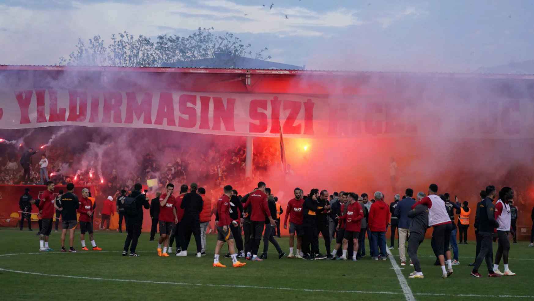Galatasaray antrenmanına taraftar dopingi