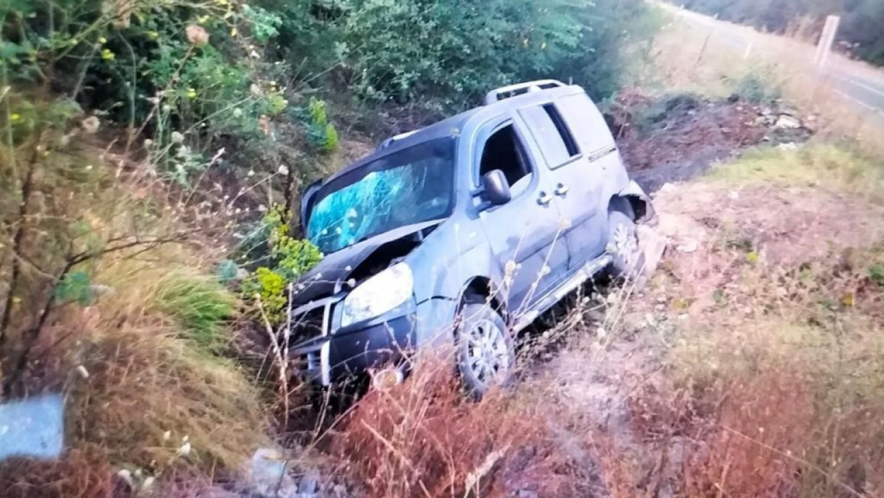 Hafif ticari araç şarampole uçtu: 1'i ağır 5 yaralı