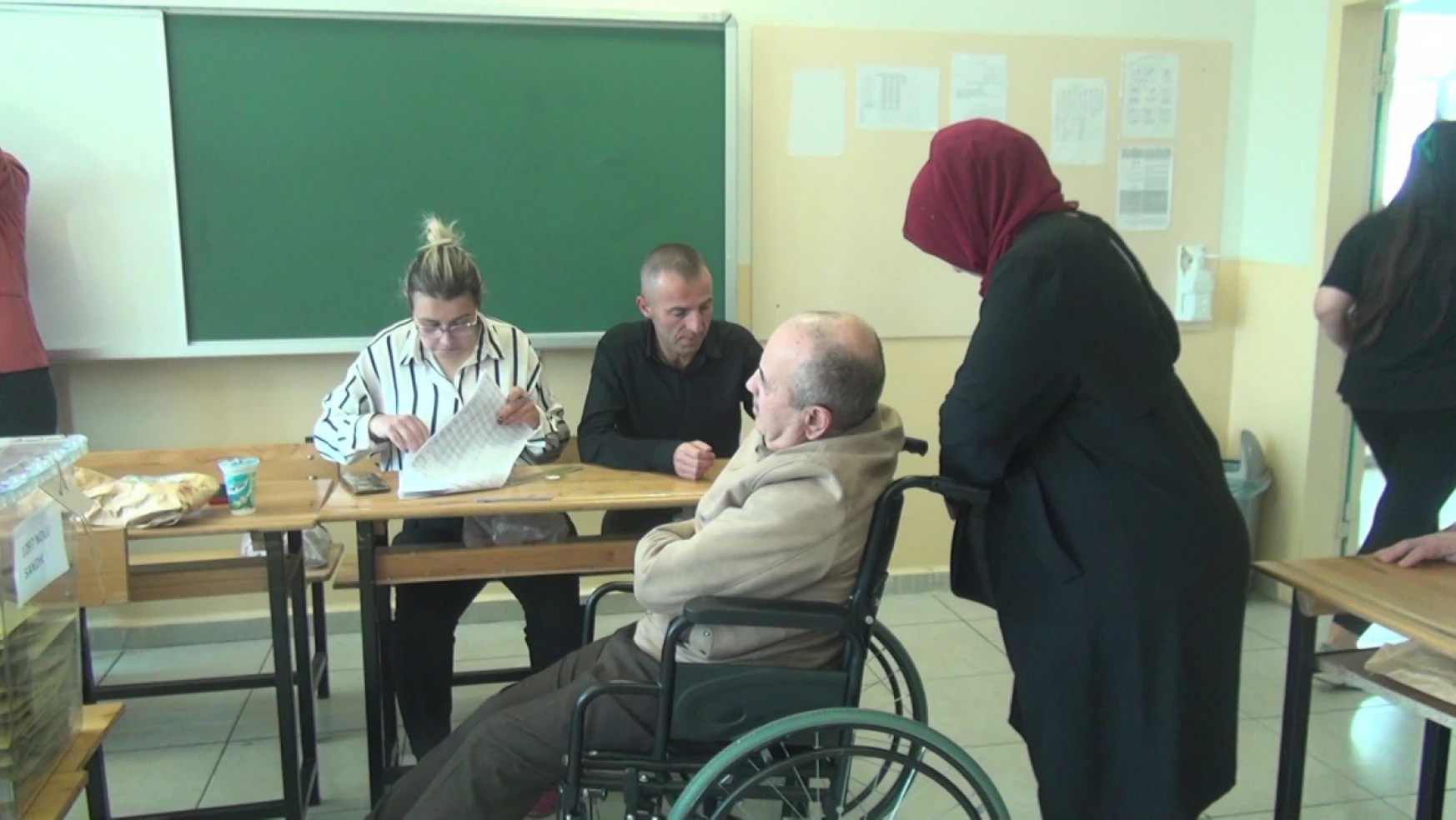 Hasta ve engelli vatandaşlar oylarını kullanıyor