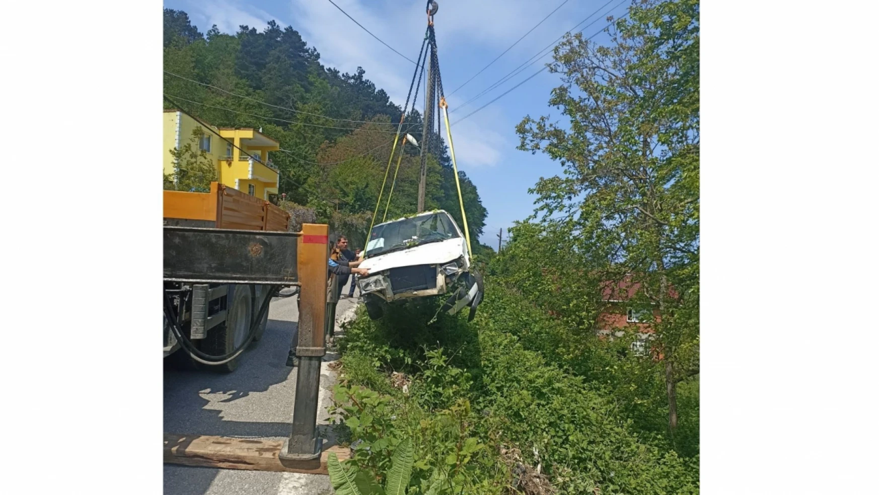İnebolu'da kaza: otomobil şarampole yuvarlandı