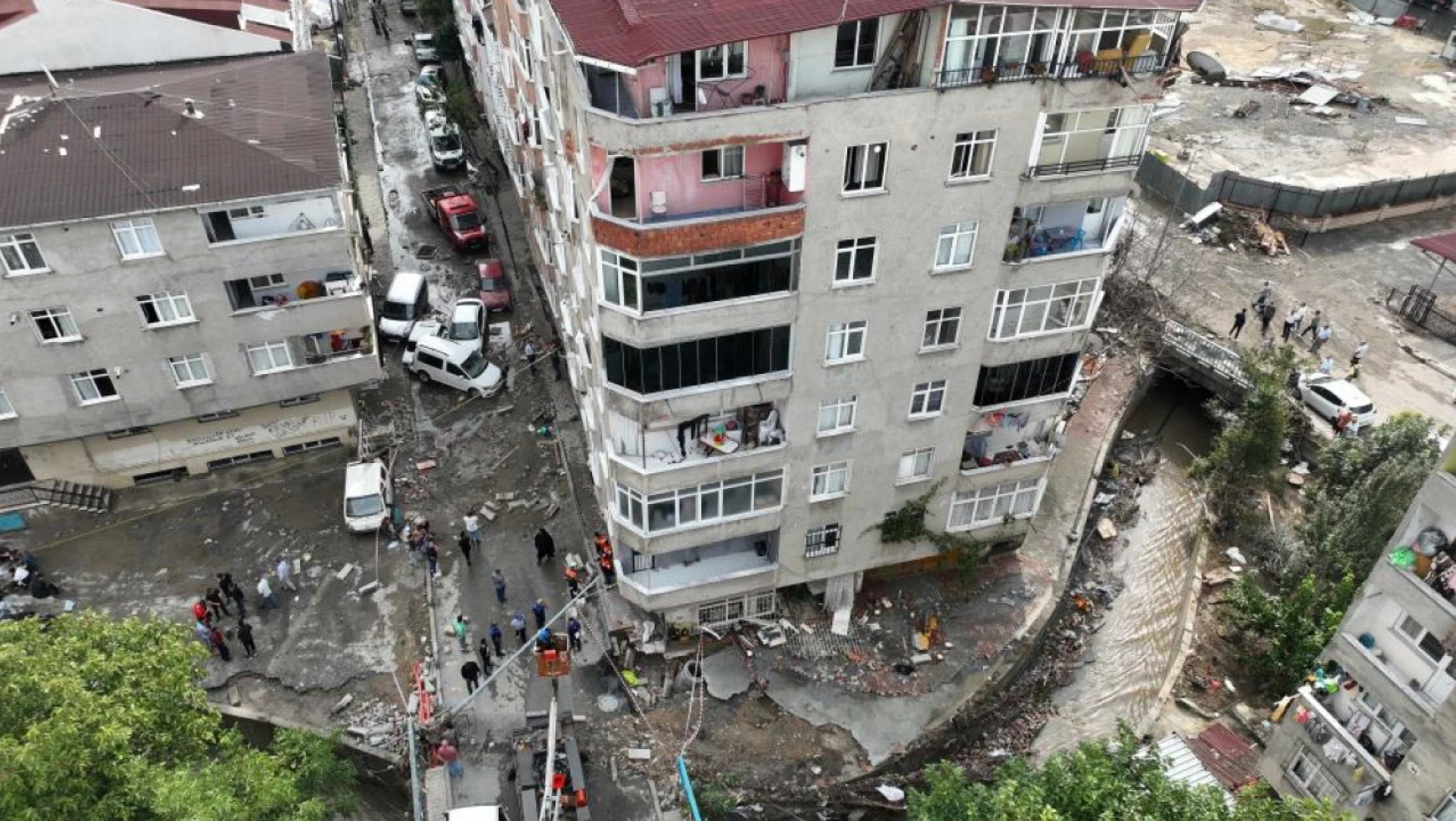 İstanbul'u da sel vurdu: 2 ölü 31 yaralı