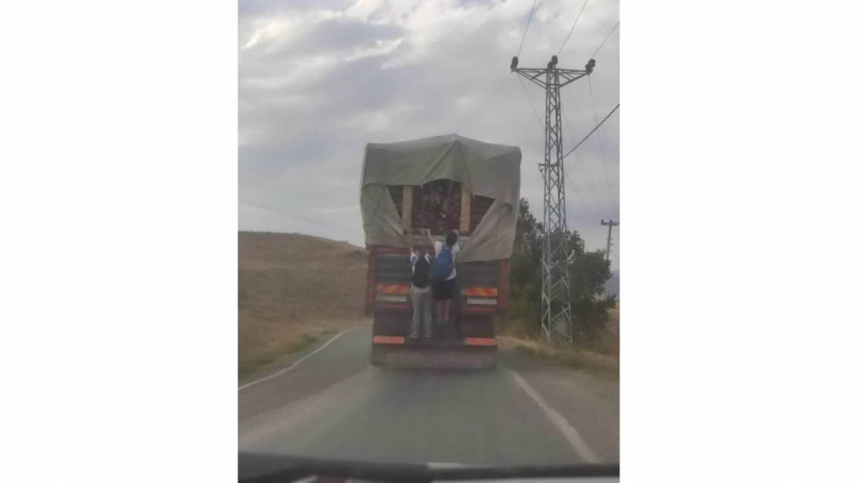 Kamyonun arkasında tehlikeli yolculuk