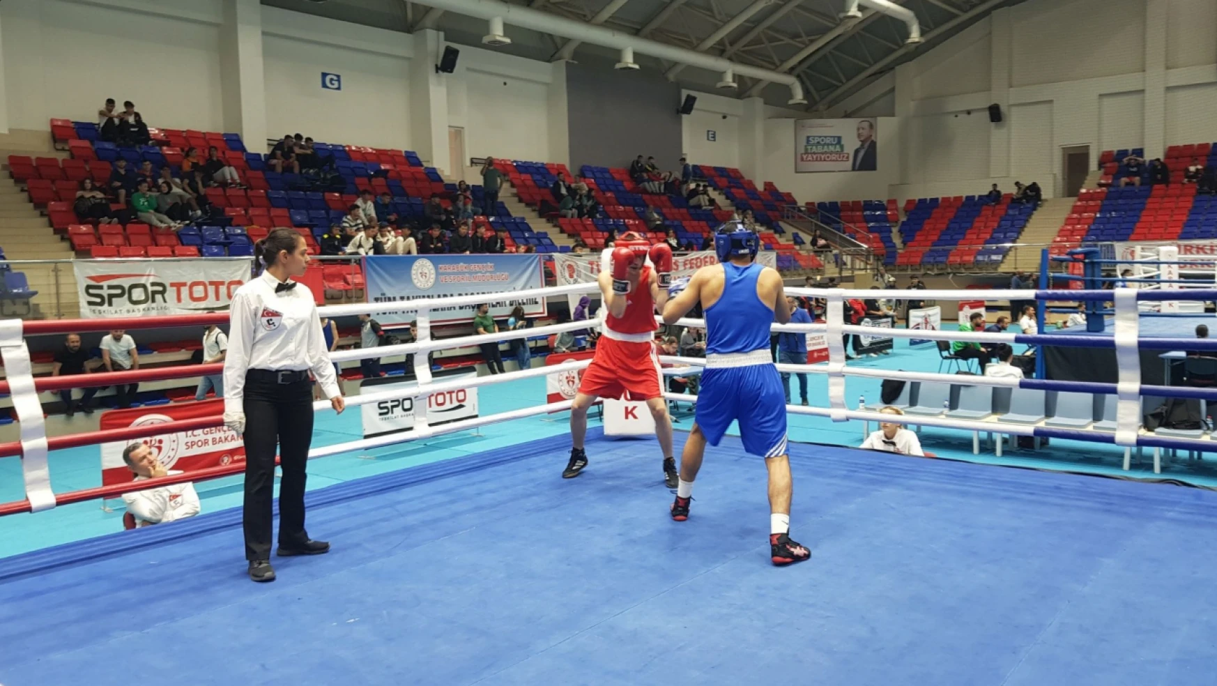 Karabük'te Gençler A Türkiye Boks Şampiyonası devam ediyor