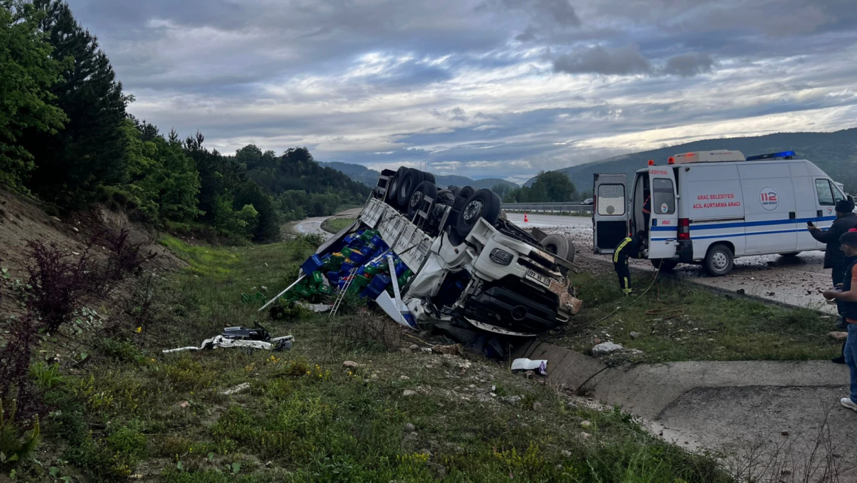 Kastamonu'da kaza: sebze yüklü kamyon devrildi