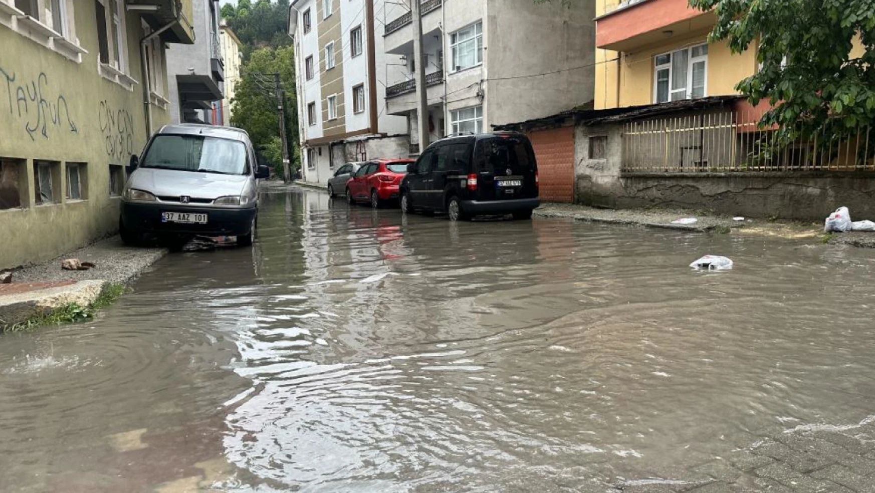 Kastamonu'da sağanak yağış hayatı olumsuz etkiledi