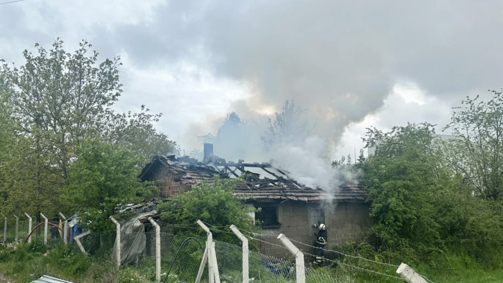 Kastamonu'da yangın: Ahşap ev kullanılamaz hale geldi