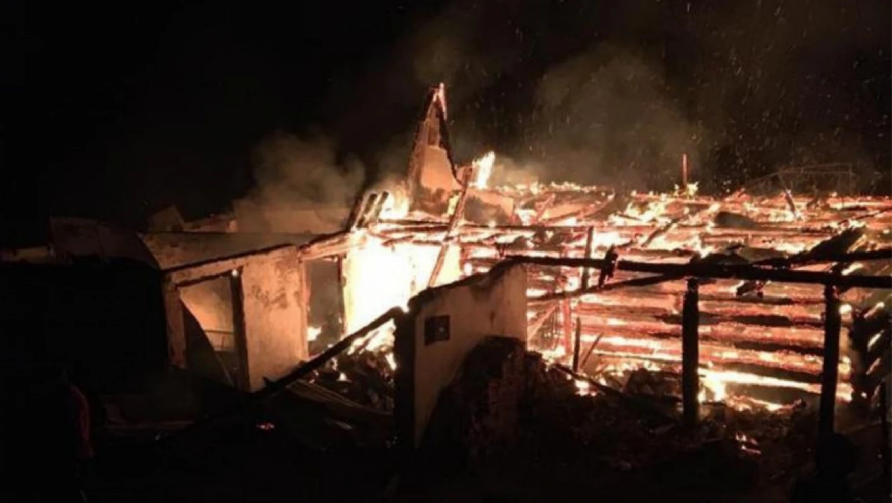 Kastamonu'da yangın: ev ve samanlık küle döndü
