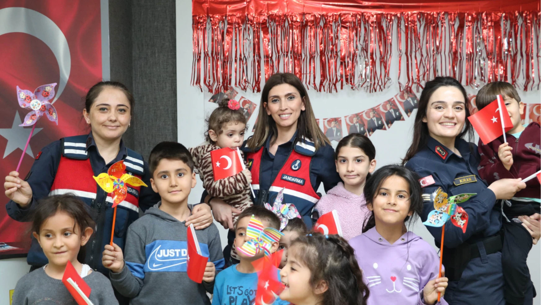 Kastamonu Jandarma, 23 Nisan'da depremzede çocukları unutmadı