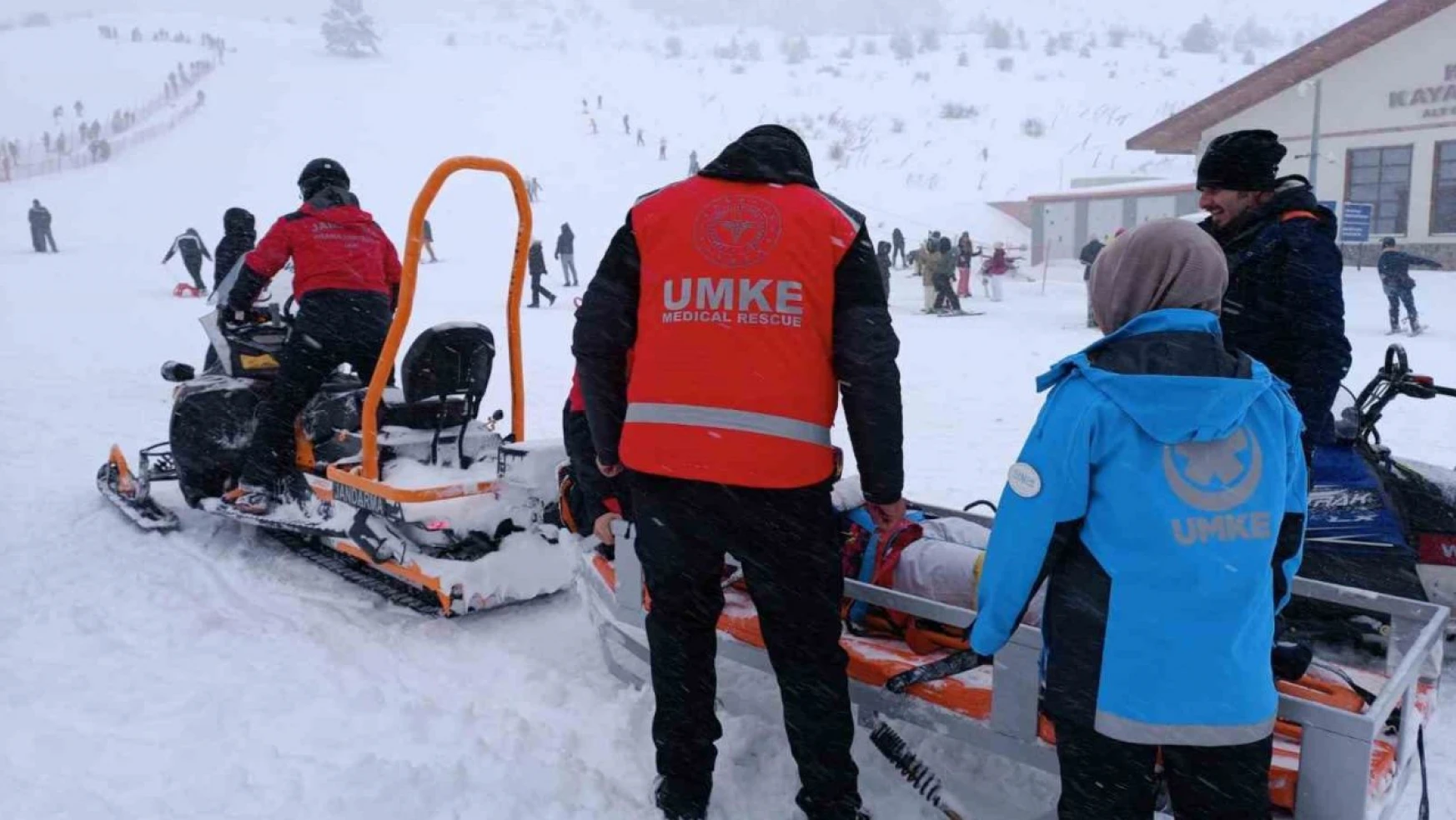 Kayak Yaparken Yaralananların Yardımına UMKE ve Jandarma Yetişti