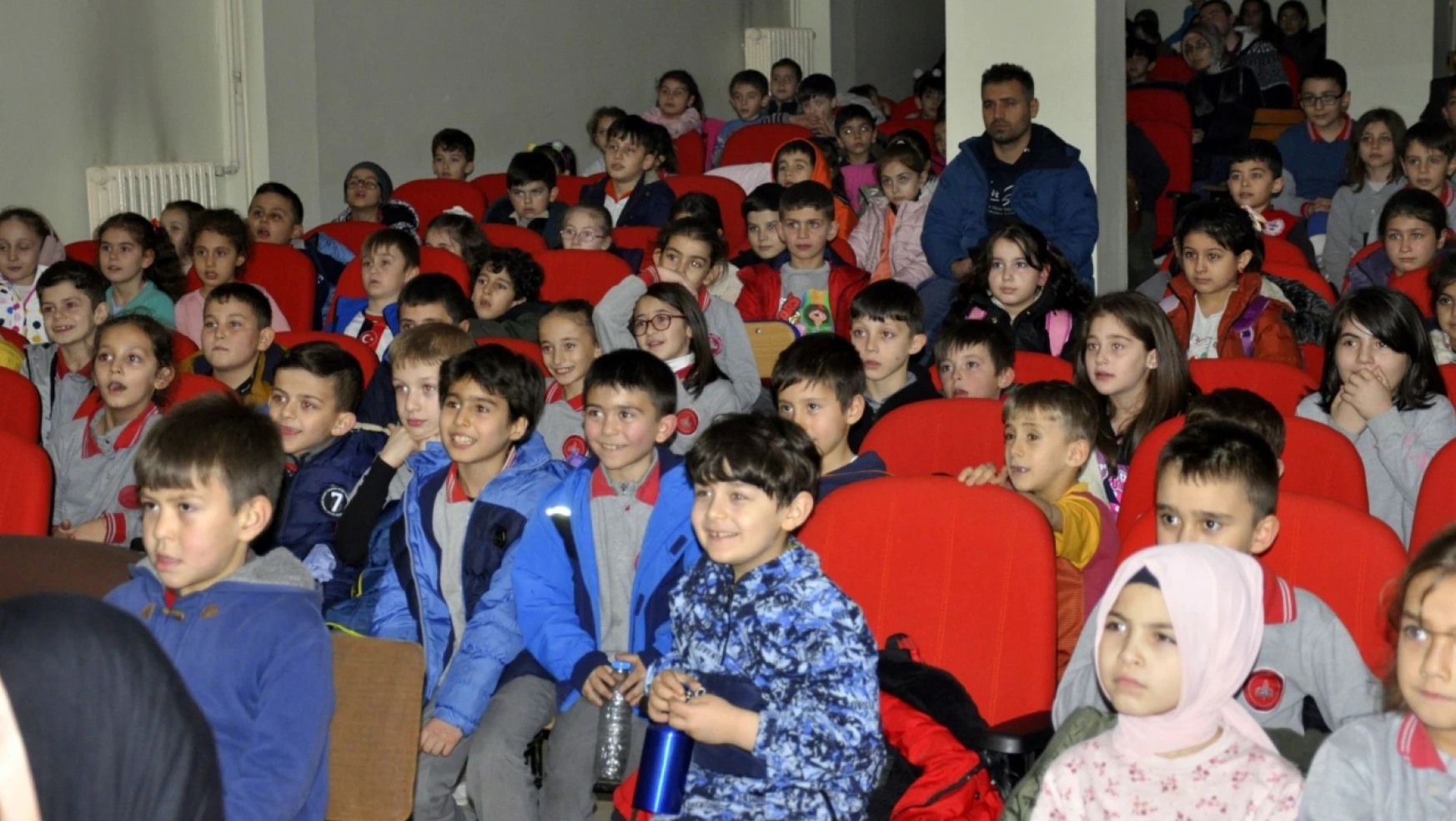 Köylerde yaşayan 5 bin çocuk tiyatroyla buluştu