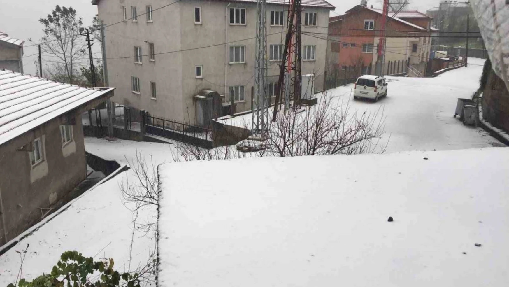 Kozlu'da Mevsimin İlk Kar Yağışı