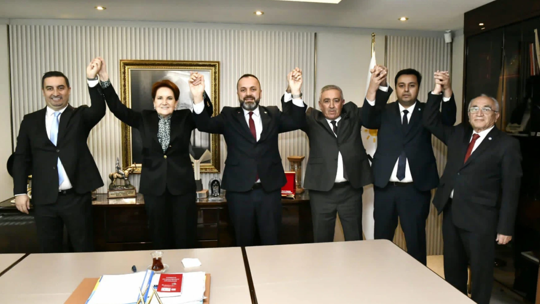 Meral Akşener, Kadir Yalçın'a Rozet Taktı