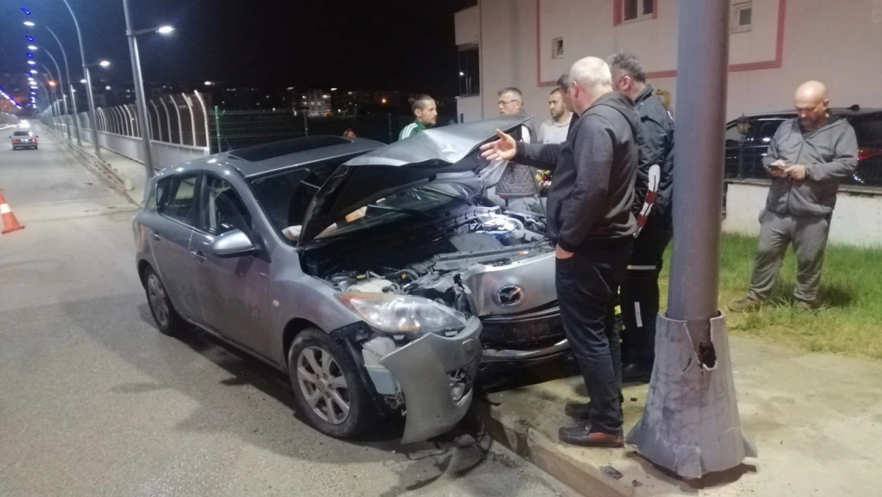 Otomobil direğe çarptı: 1 yaralı