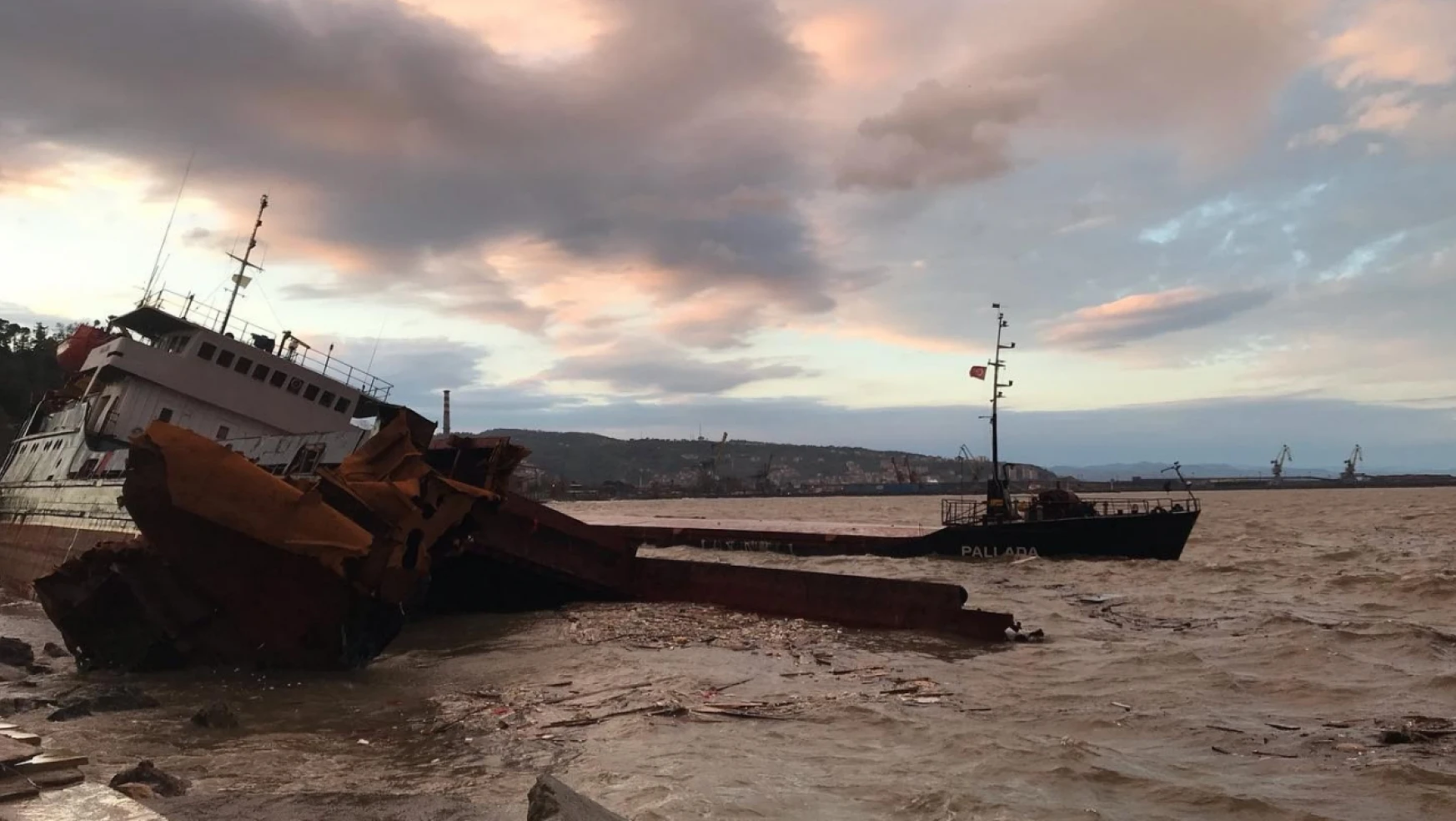 'Pallada' Gemisi Personelinin Yardım Çağrısı Kamerada