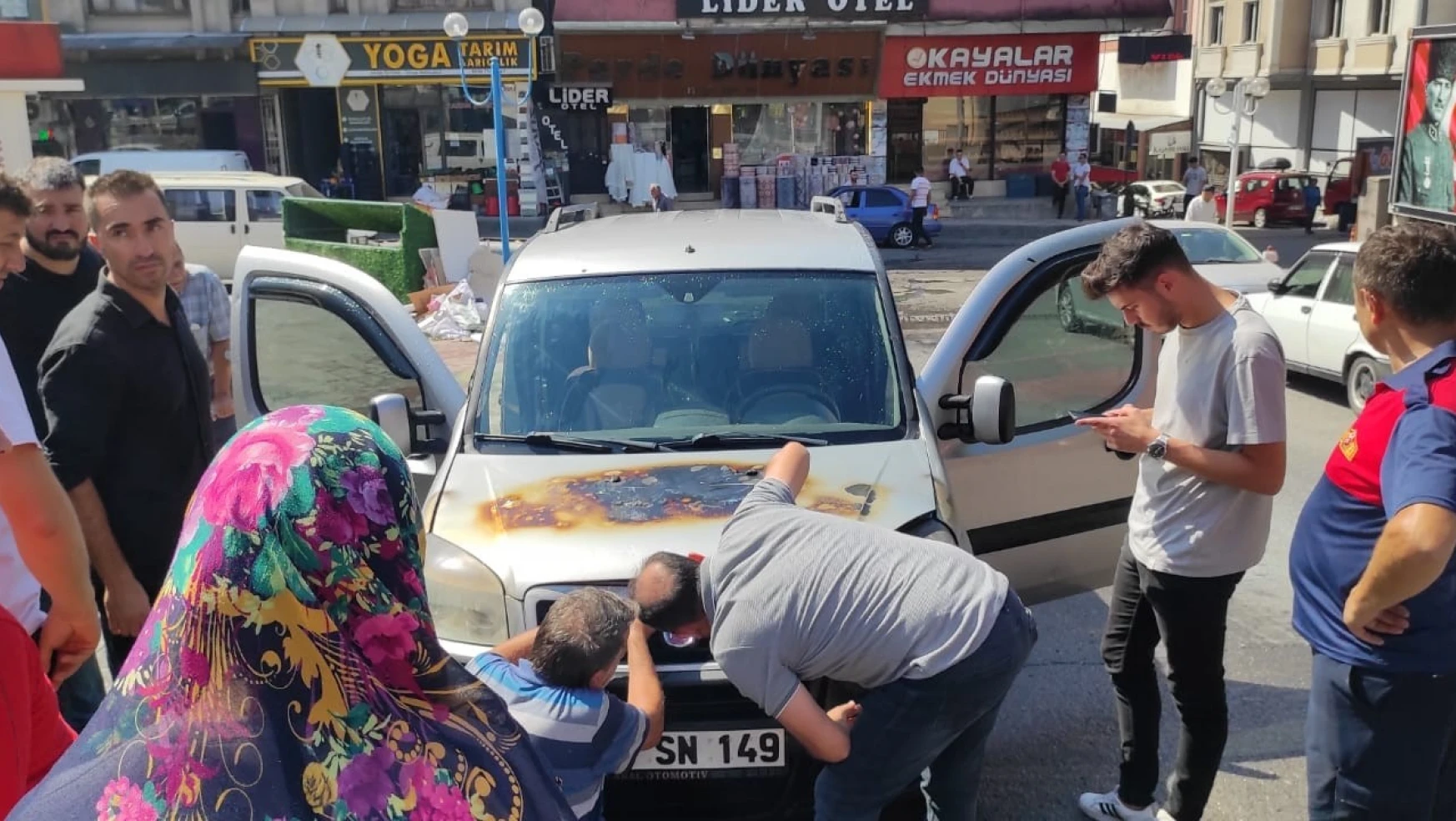 Zonguldak'ın Alaplı ilçesinde park halindeki araç alev aldı