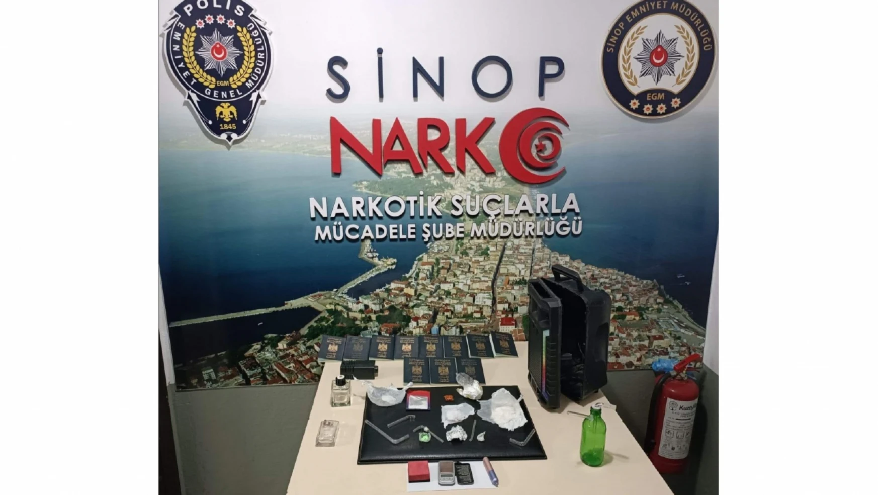 Sinop'ta bir otomobilden uyuşturucu ve 11 pasaport çıktı