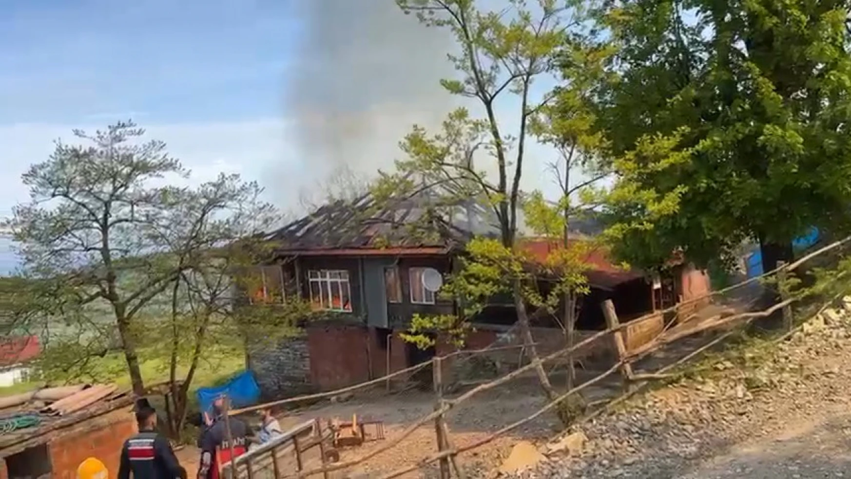 Sinop'ta feci yangın, iki katlı ahşap ev kül oldu