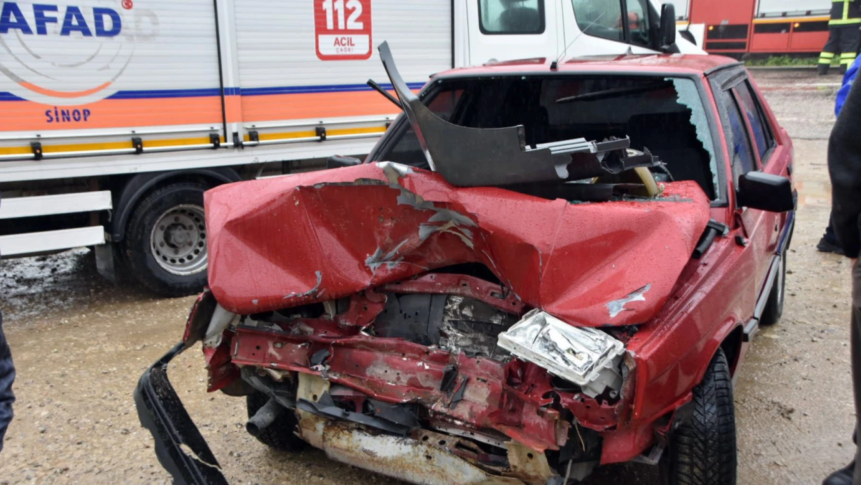Sinop'ta kaza: traktör ve otomobil çarpıştı