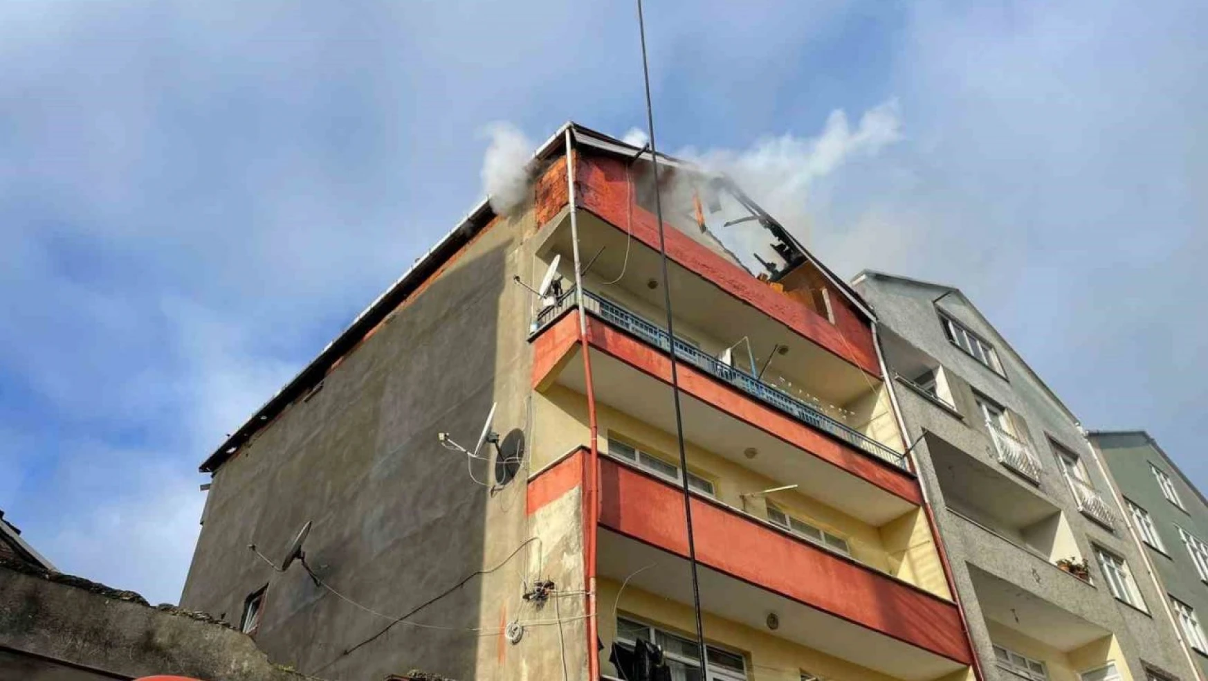 Türkeli'de Ev Yangını: 3 Kişi Dumandan Etkilendi