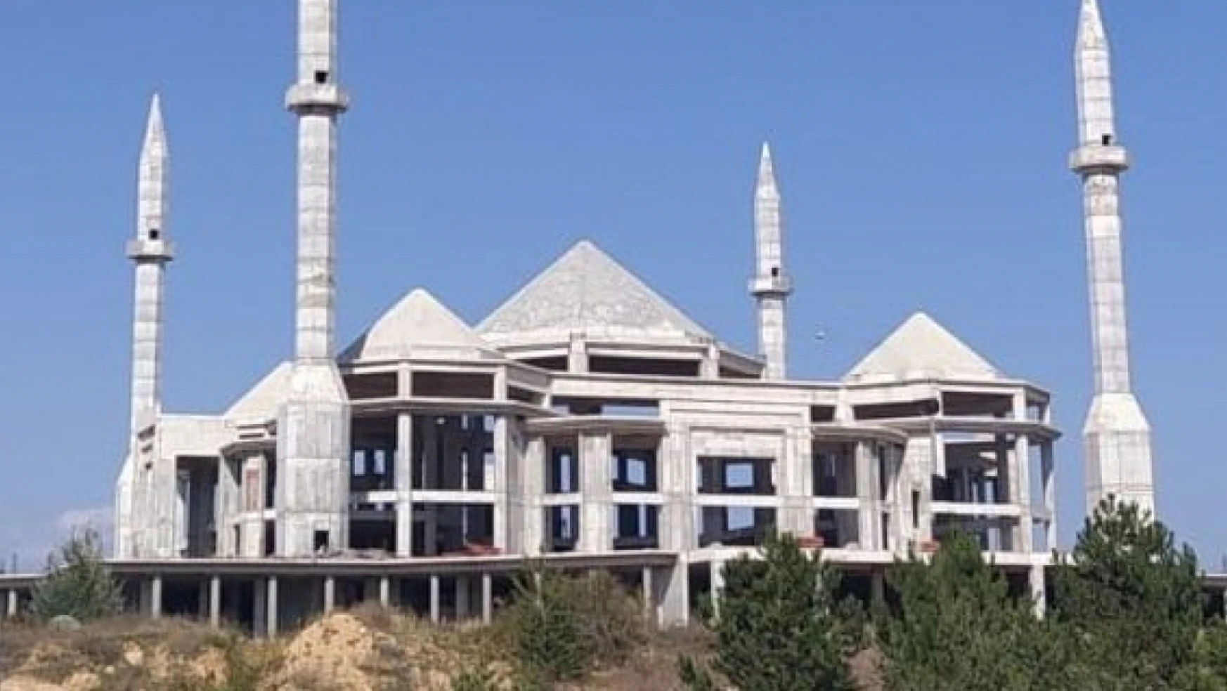 Üniversite Camii'nin inşaatı yeniden başladı