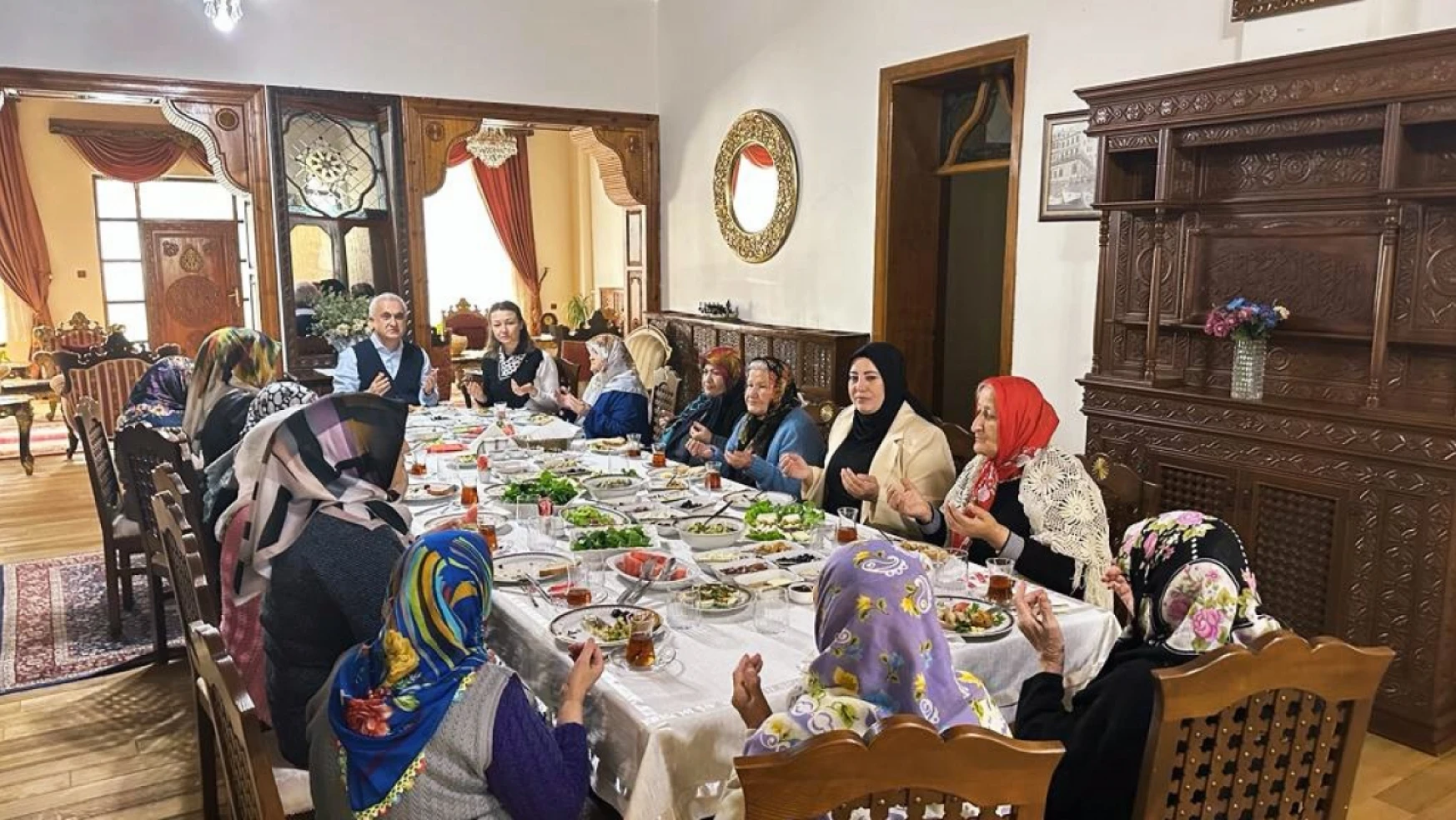 Vali Çakır'dan Anneler Günü kutlaması