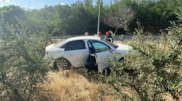 Çorum'da Otomobil Yol Kenarındaki Bordür Taşlara Çarptı