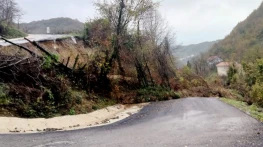Heyelan Yolu Ulaşıma Kapattı