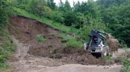Sinop'ta meydana gelen heyelanın izleri siliniyor