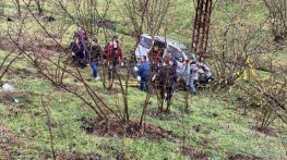 Üç Araç Birbirine Girdi 1'i Şarampole Yuvarlandı