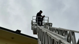 Çatıda Mahsur Kalan Kedi Kurtarıldı