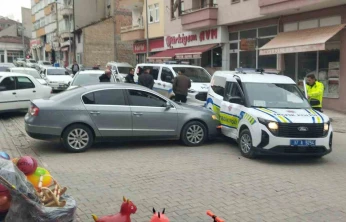 'Dur' İhtarına Uymadı, Ekip Otosuna Çarptı